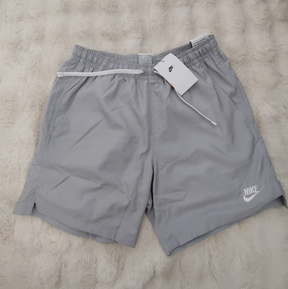 Nwt Men's Nike gray shorts sz small